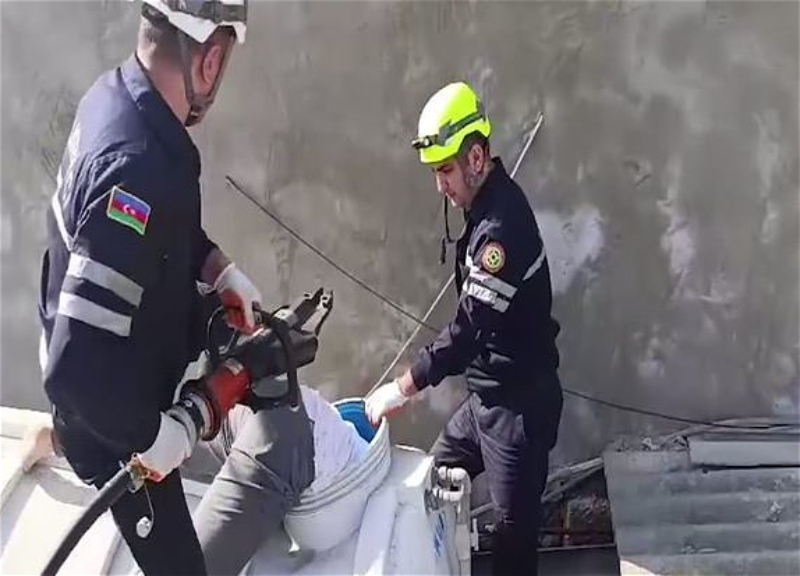 В Баку спасли мужчину, застрявшего в резервуаре с водой - ВИДЕО