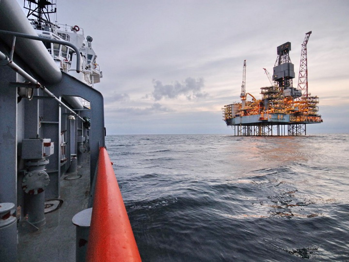 Погиб нефтяник, упавший в море с платформы