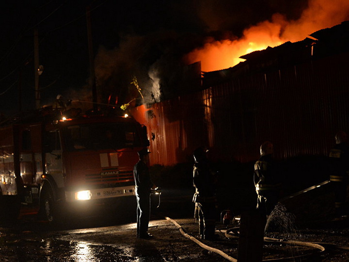 В Москве загорелся вещевой рынок: эвакуировано 150 человек - ВИДЕО