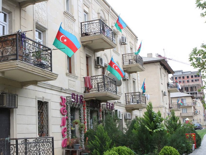 Жители Баку украсили город флагами, отмечая День флага – ФОТО