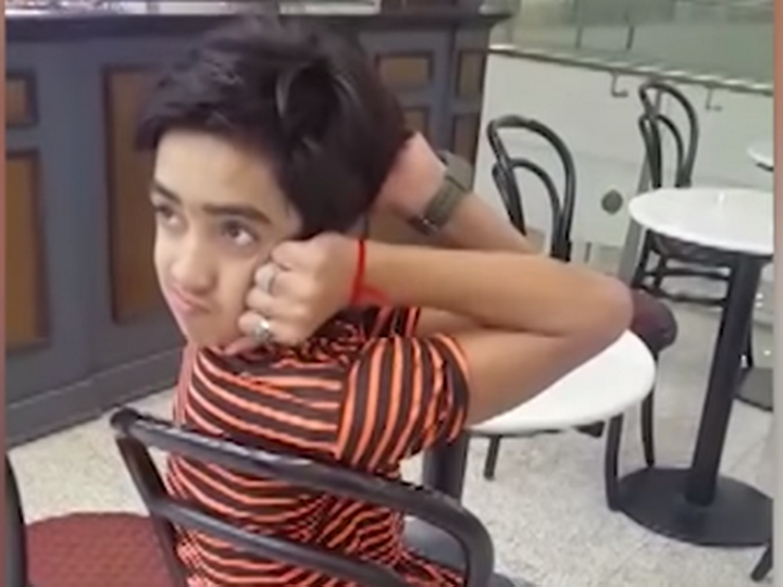 В Пакистане нашли мальчика, способного поворачивать голову на 180 градусов – ВИДЕО