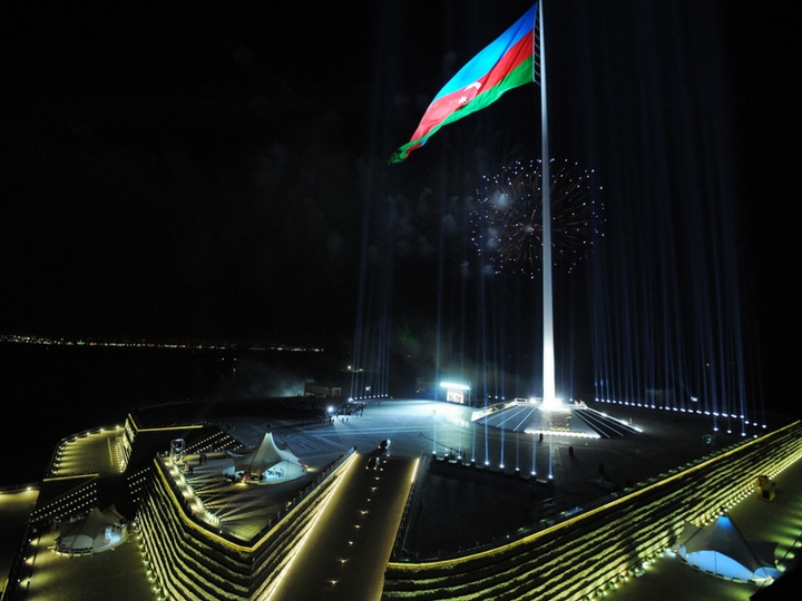 «...Bir daha enməz!» Азербайджан отмечает День государственного флага