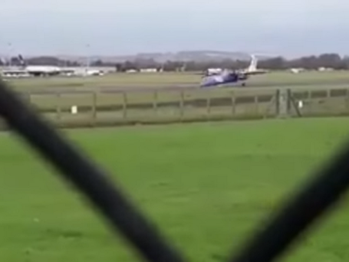 На видео попала посадка самолета без переднего шасси в Белфасте – ВИДЕО