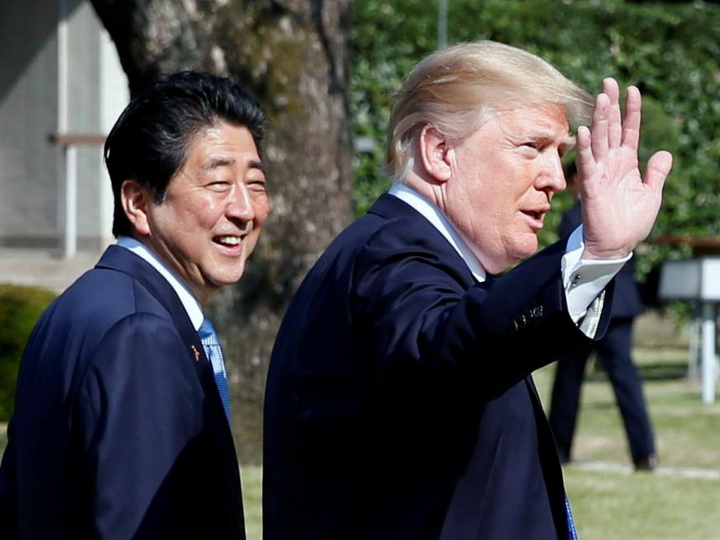 Премьер Японии упал в яму во время игры в гольф с Трампом - ВИДЕО