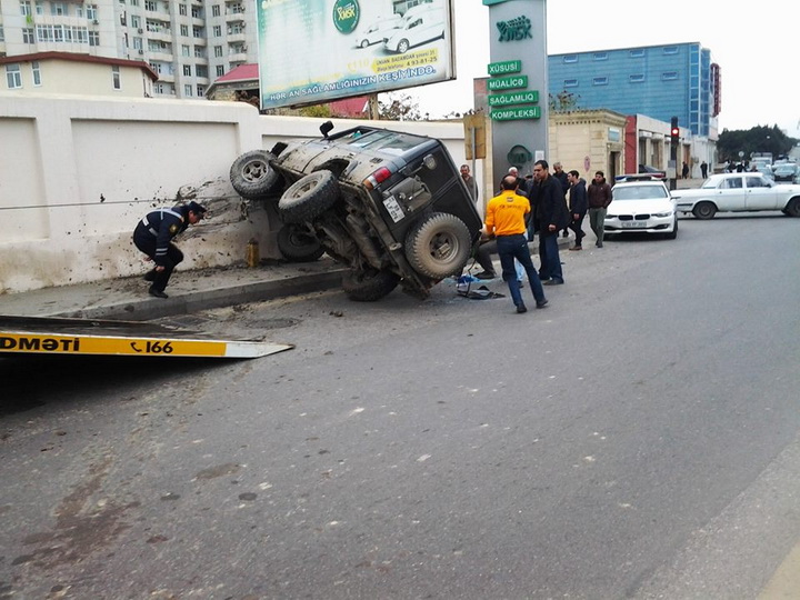 В Баку внедорожник врезался в стену гаража особого назначения - ФОТО