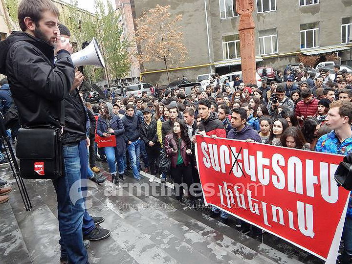 Армянские студенты заняли одну из аудиторий ЕГУ и объявили голодовку