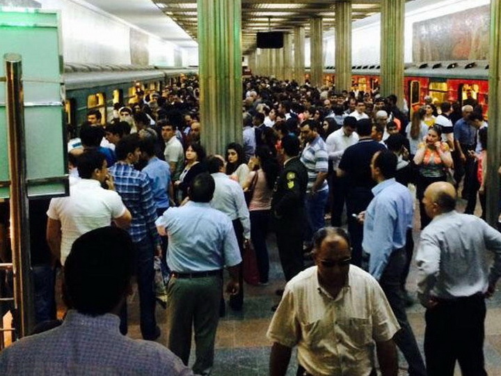 Несколько высокопоставленных сотрудников Бакметрополитена уволены из-за срыва графика в метро