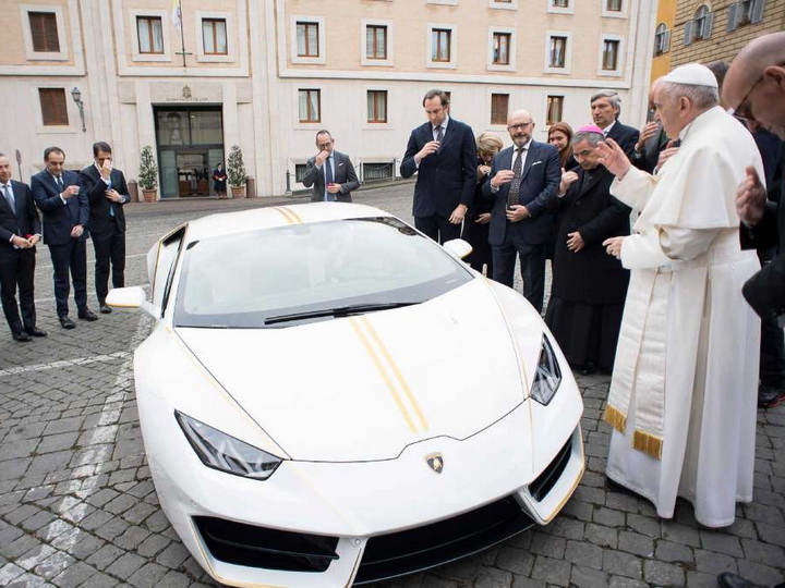 Папе римскому подарили Lamborghini – ФОТО
