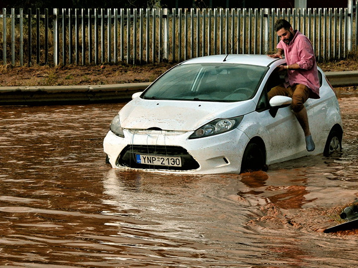 В Греции число жертв наводнений достигло 13 человек