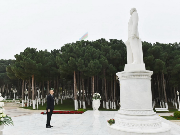 Президент Ильхам Алиев посетил памятник Гейдару Алиеву в городе Хырдалан - ФОТО