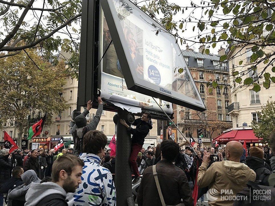 В Париже протестующие против политики Макрона устроили погромы - ВИДЕО