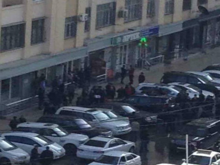 В Баку на роскошный внедорожник упала стиральная машина – ФОТО