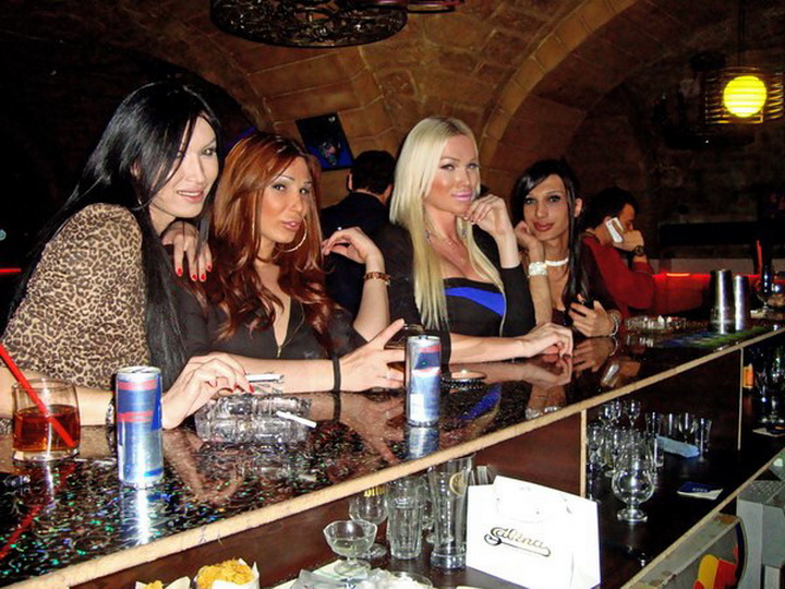 В Баку вынесен приговор проституткам-трансвеститам, грабившим клиентов