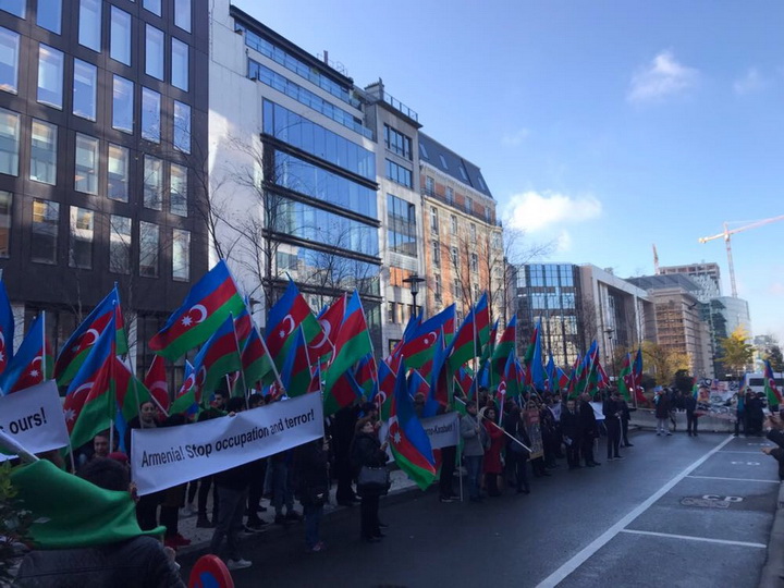 Азербайджанцы провели акцию протеста перед зданием Европарламента – ФОТО