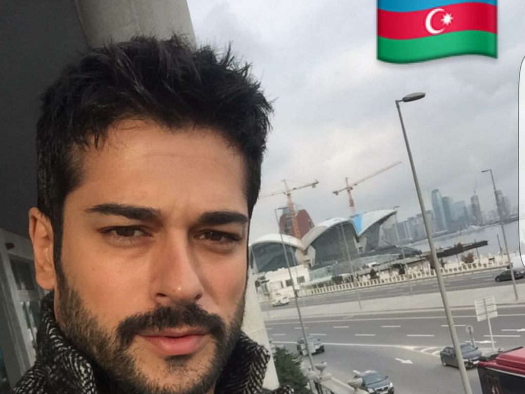 Бурак Озчивит прилетел в Баку на кинопремьеру – ФОТО