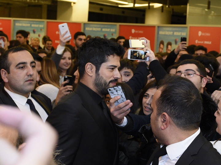 Невероятный ажиотаж поклонниц вокруг Бурака Озчевита в Баку – ФОТО