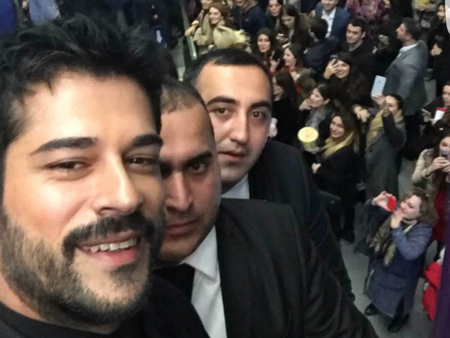 Бурак Озчивит показал 10 миллионам подписчиков, с каким ажиотажем его встретили в Баку - ФОТО – ВИДЕО