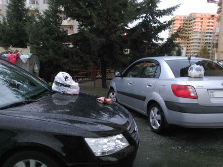 В Баку водителей за неправильную парковку наказали мусором – ФОТО