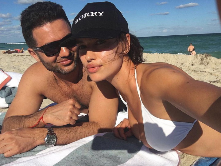 Ирина Шейк в бикини и без макияжа отдыхает в Майами с незнакомцем – ФОТО
