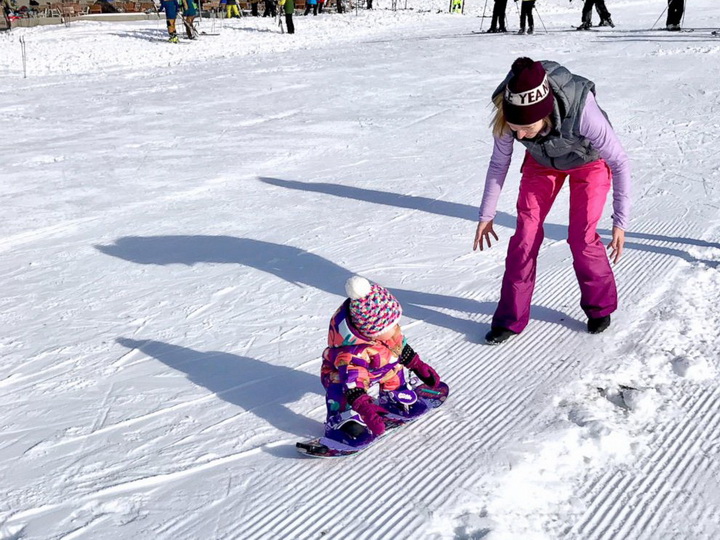 Малышка Кэш: годовалая сноубордистка покоряет склоны – ФОТО – ВИДЕО