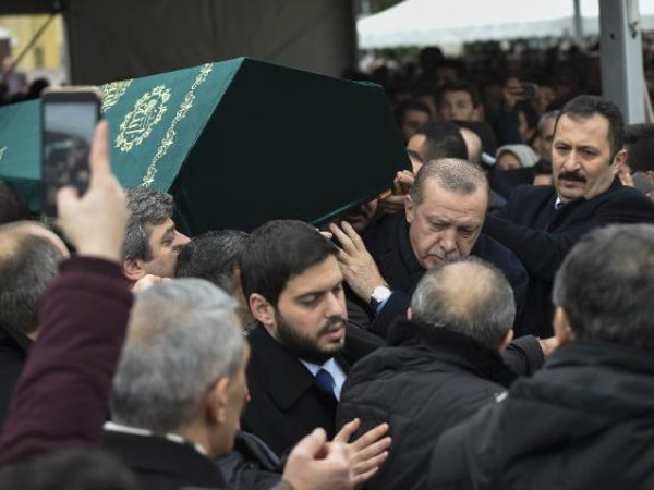 Лица турецкой политики пришли поддержать экс-премьера, потерявшего сына - ФОТО