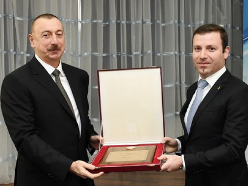Ильхам Алиев наградил Эльхана Мамедова почетным дипломом – ФОТО
