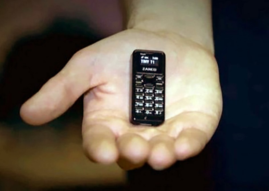 Dünyanın ən kiçik mobil telefonu təqdim edilib