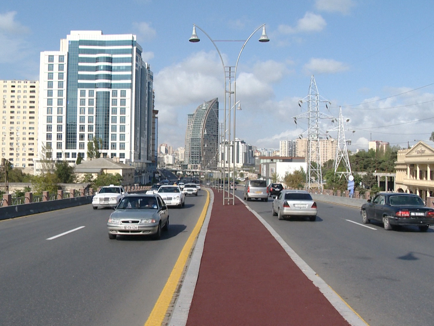 Частично ограничено движение транспорта на одном из главных проспектов Баку - ФОТО