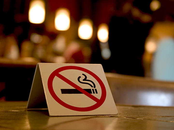 В Азербайджане введен запрет на курение в общественных местах