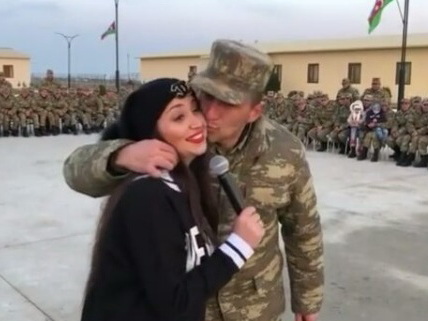 Народная популярность: солдат признался в любви певице Дамле – ВИДЕО