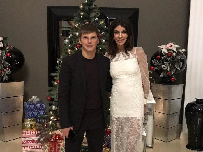 Жена Аршавина устроила скандал в самолете - ФОТО