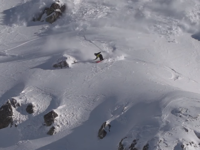 В Пиренеях сноубордист устроил гонки с лавиной – ВИДЕО