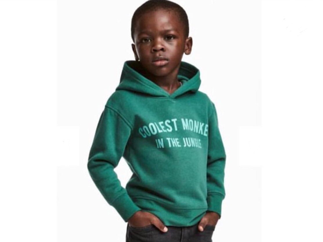 «Самая крутая обезьянка в джунглях»: пользователи соцсетей обвинили H&M в расизме – ФОТО