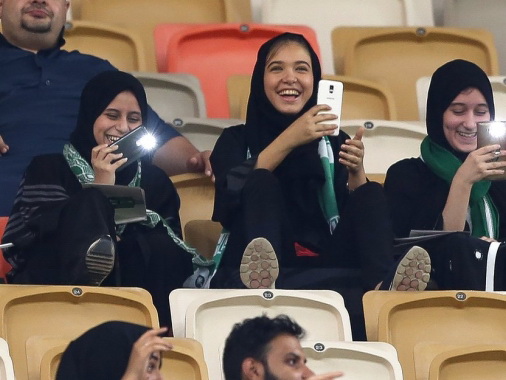 Впервые в истории Саудовской Аравии женщин пустили на стадион - ФОТО