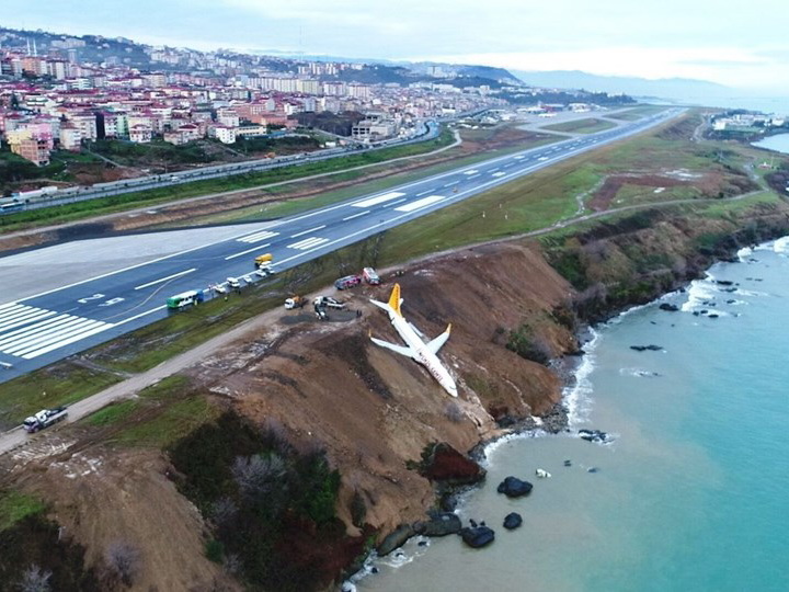 В Турции самолет скатился с обрыва возле аэропорта - ФОТО - ВИДЕО