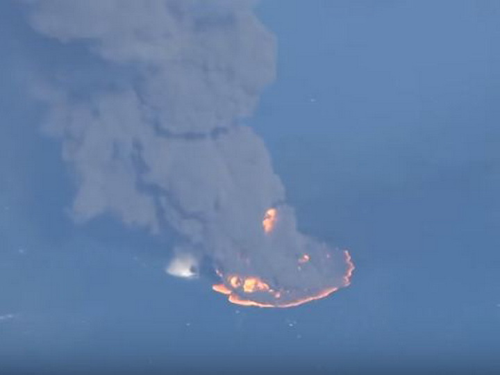 Пожар на море: на видео сняли гигантское пятно горящей нефти - ВИДЕО