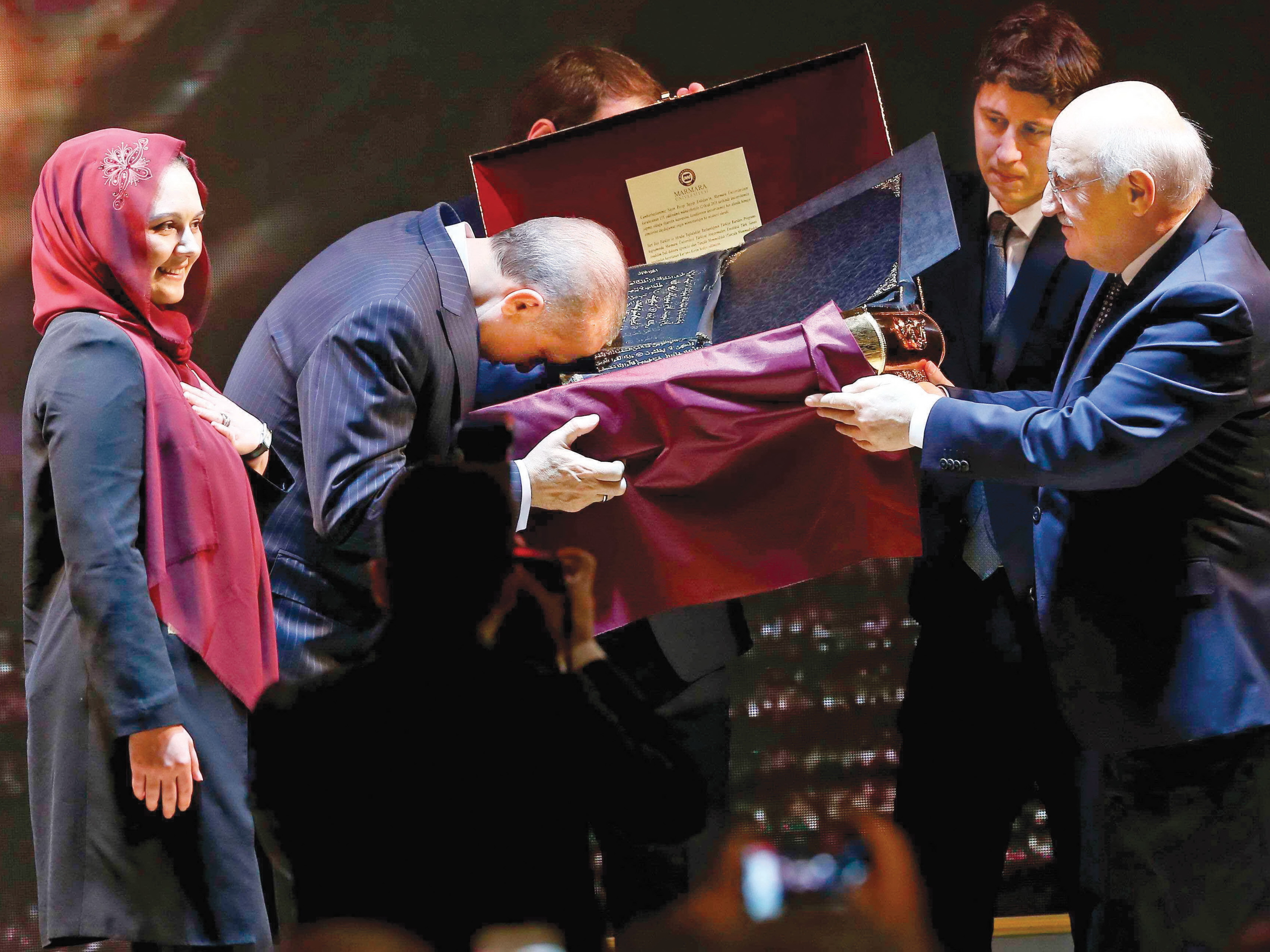 Азербайджанка подарила Эрдогану изготовленный из шелка священный Коран – ФОТО - ВИДЕО