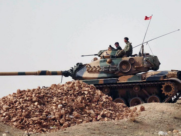 Турция перебросила еще 10 танков к границе Сирии