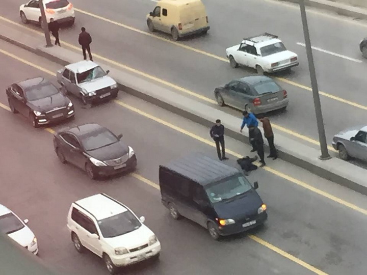 В Баку водитель насмерть сбил пешехода, сошедшего с автобуса - ФОТО