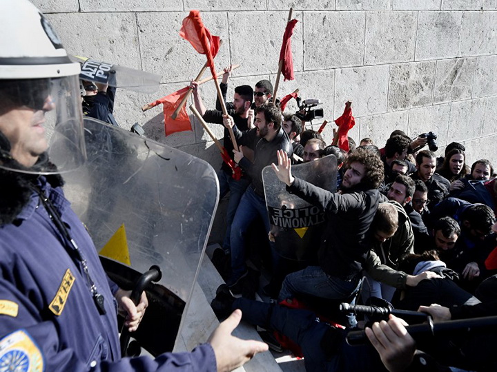В Греции полиция применила слезоточивый газ против демонстрантов