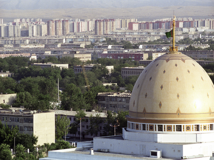 В Туркмении запретили демонстрацию секса и вредных привычек на телевидении