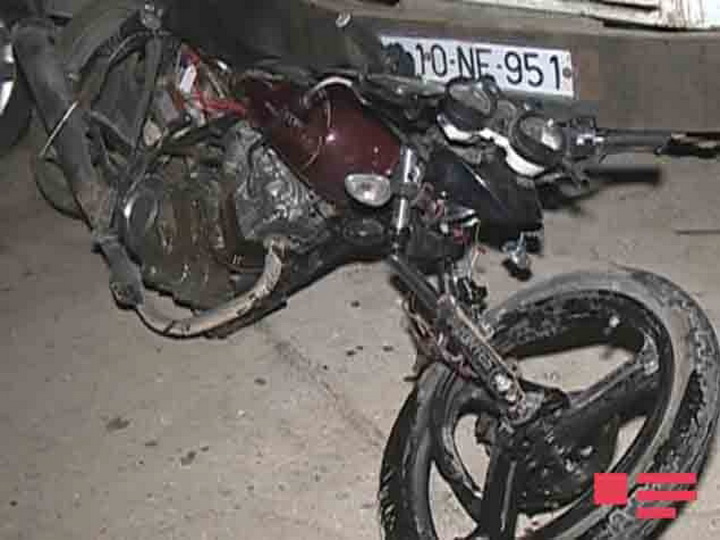 В Баку мотоцикл столкнулся с автобусом, есть погибший и раненый - ФОТО
