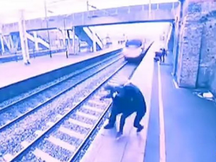 В Британии пассажирка поезда спасла жизнь соседу по платформе – ВИДЕО