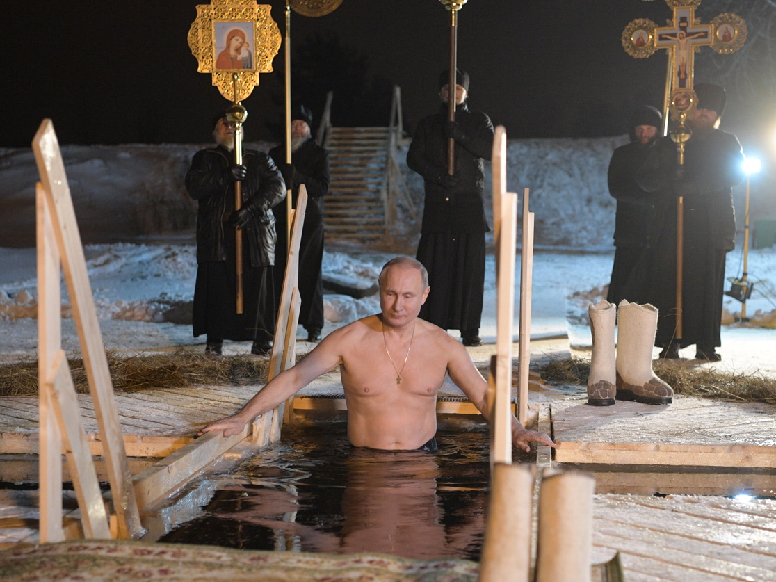 Путин окунулся в прорубь на озере Селигер – ФОТО – ВИДЕО