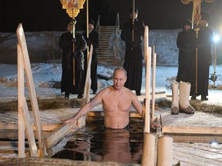 Putin şaxtalı havada suya girdi - FOTO