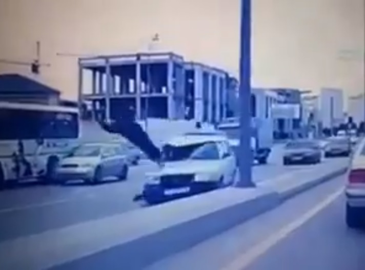 “Ölümə qaçış”: Sürücü avtobusdan düşən piyadanı vurur  – FOTO – VİDEO