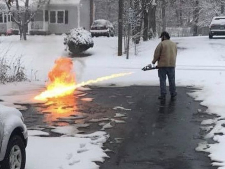 Американец вышел на уборку снега с огнеметом - ВИДЕО