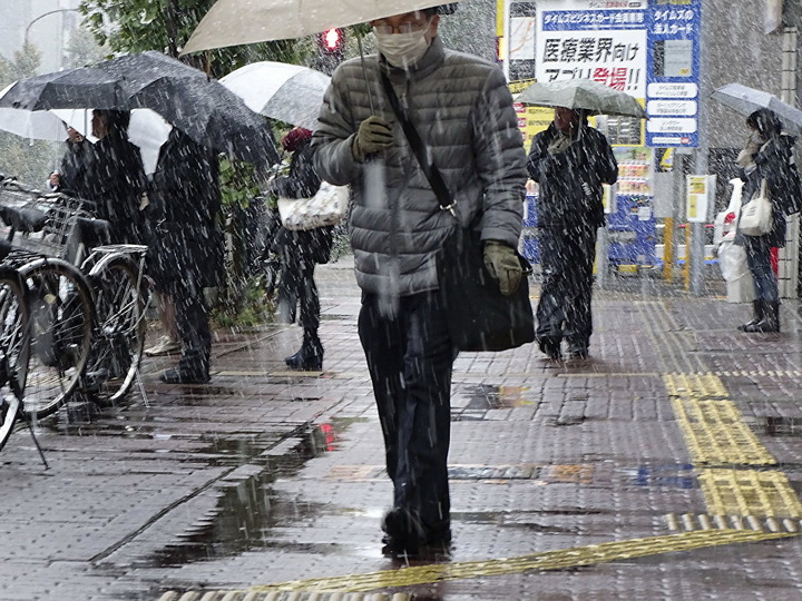 Из-за сильных снегопадов в Японии пострадали около 70 человек