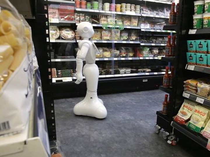 В Шотландии робота-продавца уволили за глухоту и глупые шутки