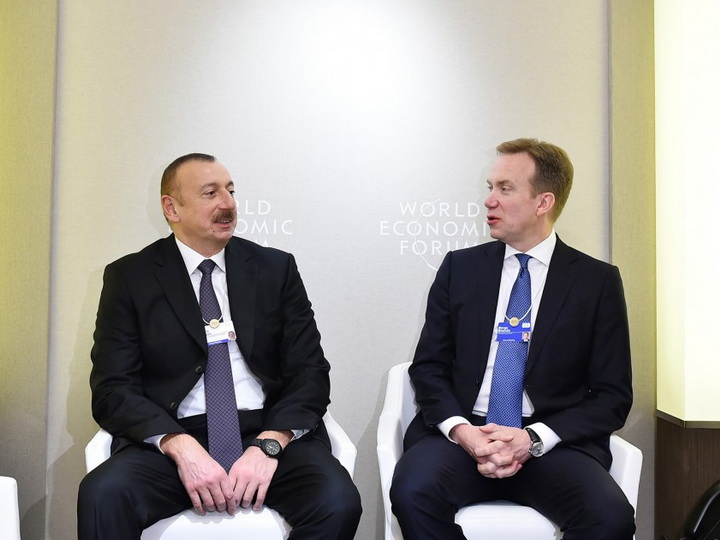 Президент Азербайджана встретился с президентом ВЭФ в Давосе